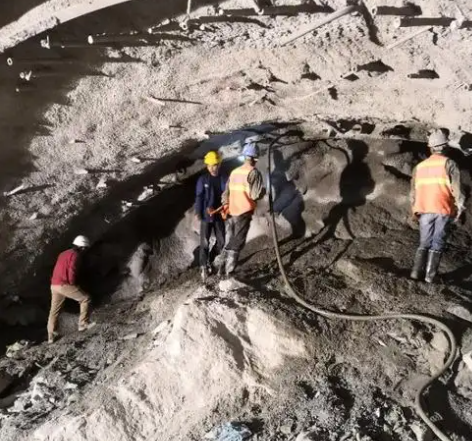 固镇隧道拱顶带模注浆料，微膨胀注浆料的特点及施工工艺